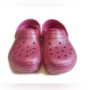 💖 Crocs Lined Glitter Classic Barbiecore – Fuchsia Sparkle – Size 2 (Youth)